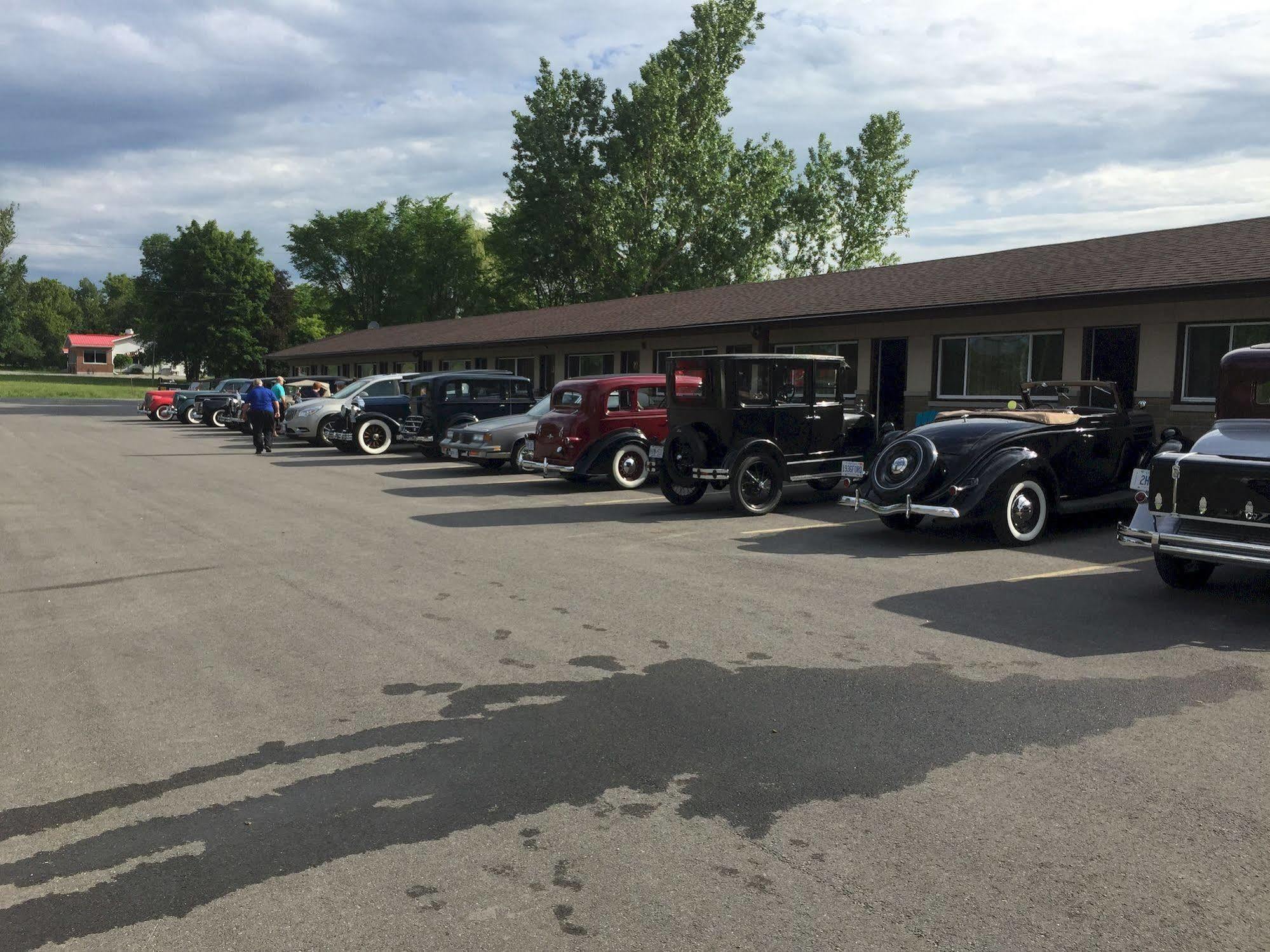 Masterson'S Motel Greater Napanee Экстерьер фото