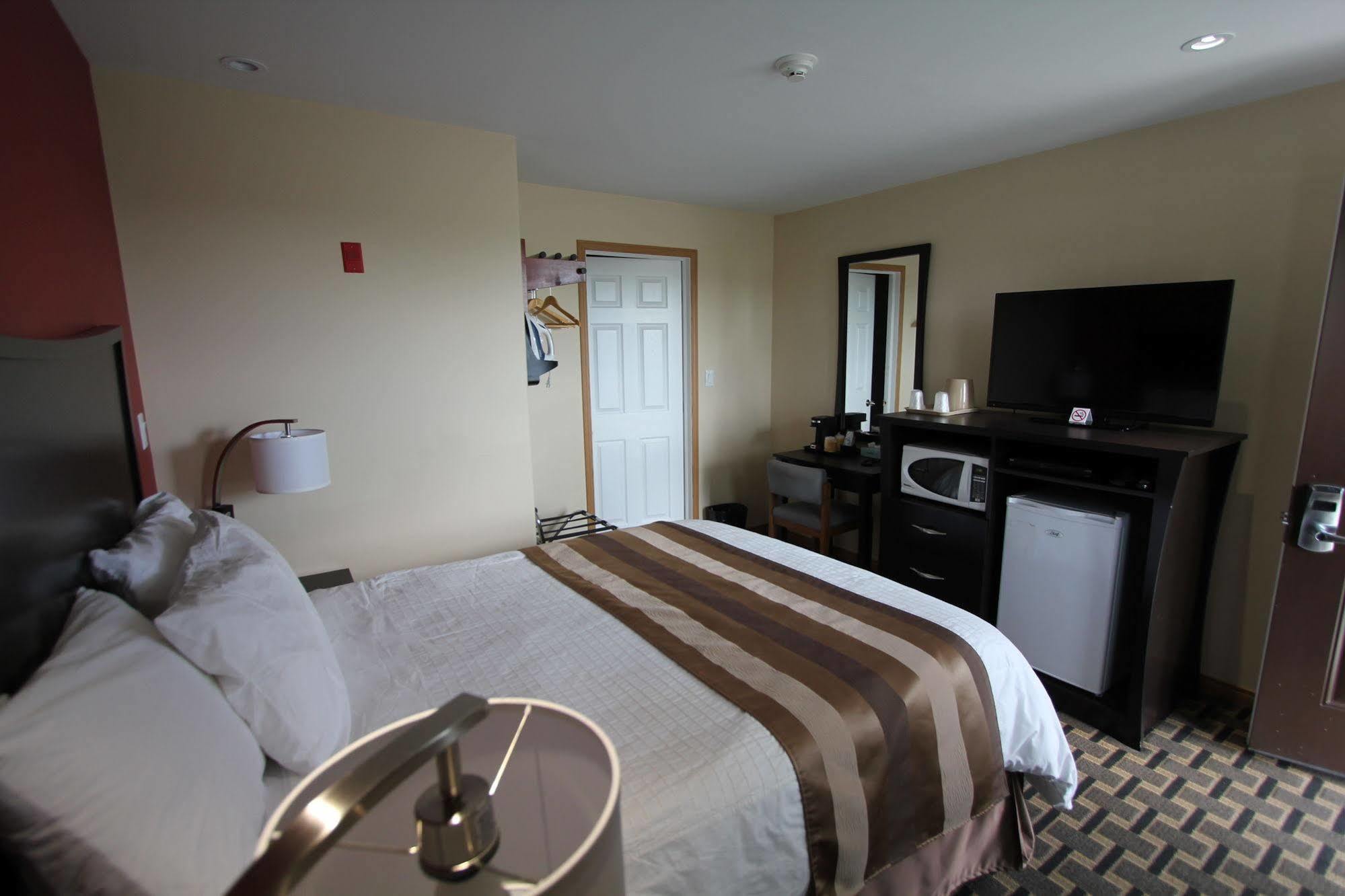 Masterson'S Motel Greater Napanee Экстерьер фото