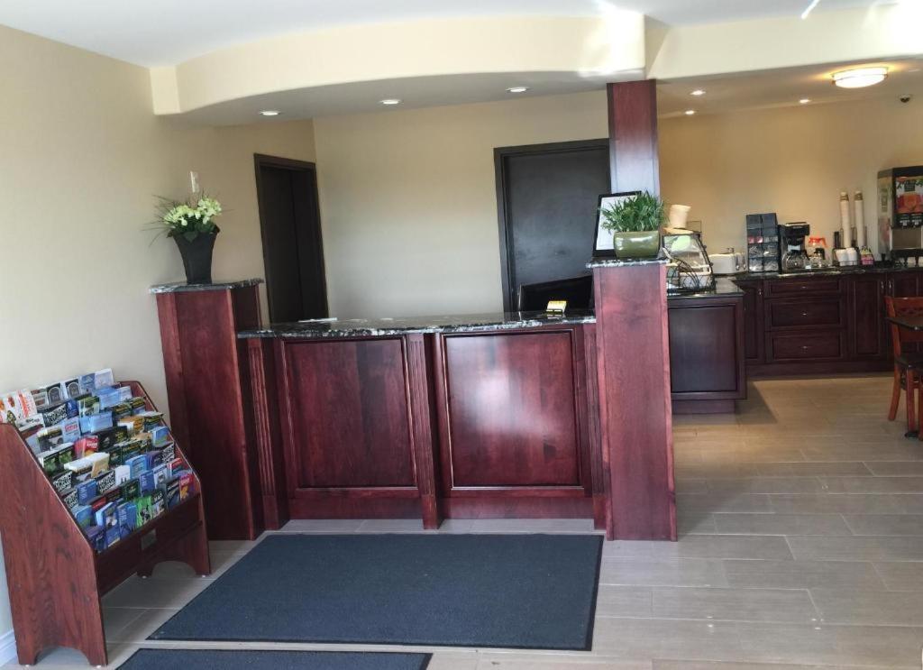 Masterson'S Motel Greater Napanee Экстерьер фото